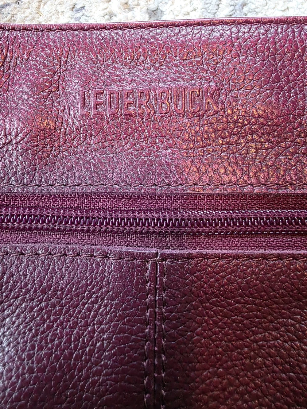 Leder Buck Women's Genuine Leather Crossbody Bag in Burgundy